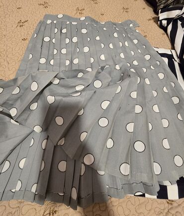 Qadın şalvarları: Bu dəstə müxtəlif üslublu dörd qadın şalvarı və bir qara ətək — 17