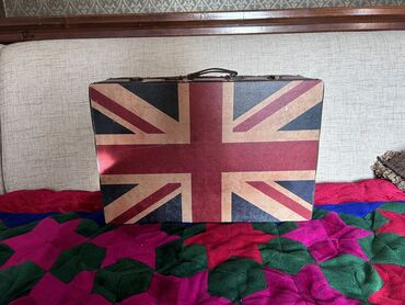 сумка для путешествий женская: Продаю деревянный чемодан Можно использовать как реквизит Можно