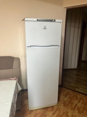 бытовая техника холодильник: Холодильник Indesit, Б/у, Двухкамерный, 175 *
