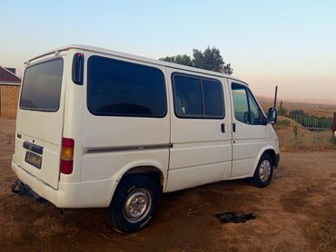 diski teker 16: Bu, ağ rəngli Ford Transit markalı furqondur. Geniş salonu və yük