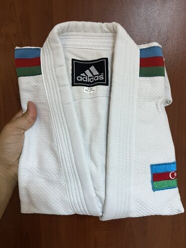 Палатки: Adidas markalı ağ rəngli cüdo geyimi. Üzərində Azərbaycan bayrağının