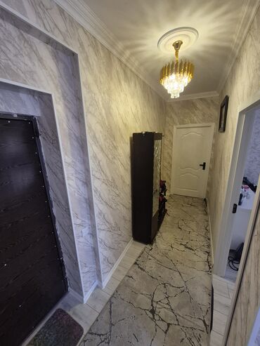 Köhnə tikili: Satılır: 2 otaqlı mənzil (daxili şəkillər) - Geniş dəhliz: mərmər — 2