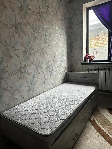 Кровати: Продается Две односпальные кровати с матрасами и выдвижными ящиками — 2