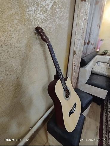 Гитары: Акустическая гитара с вырезом (cutaway), форма корпуса Dreadnought — 7