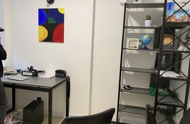 Офисы: Продаю Офис 43 м², С ремонтом, Без мебели, Многоэтажное здание, 1 этаж — 4