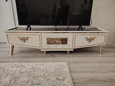 kicik tv: Yeni, Düz TV altlığı, Polkalı, Laminat — 1