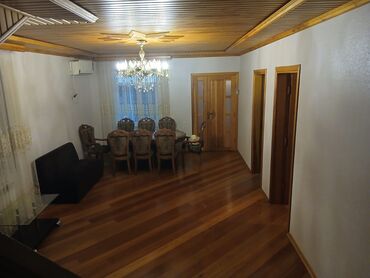 дом с гаражом и мансардой: İki mərtəbəli fərdi yaşayış evi - Ümumi: müasir fasadlı, alçaq maili