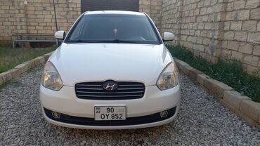 hundai i35: Hyundai Accent: 1.4 l | 2010 il Sedan