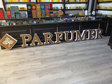 Reklam lövhələri: “PARFUMER” işıqlandırılan fasad lövhəsi ətir və digər Parfumeriya — 1