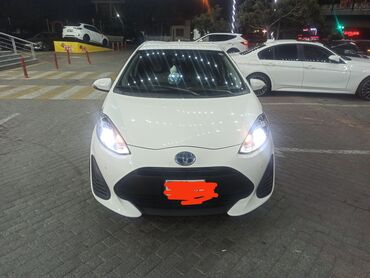 диски на матиз: Toyota Aqua Hybrid – ağ rəngli, 5 qapılı şəhər hetçbeki