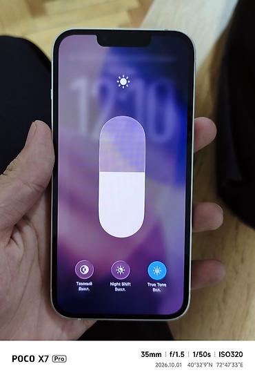 Apple iPhone: IPhone 13 mini, белый цвет. Компактный корпус с плоскими гранями — 3