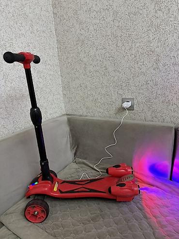 uşaq gəzdirən: Uşaq skuterı – elektrikli efektli, 3 təkərli, qırmızı rəng — 2