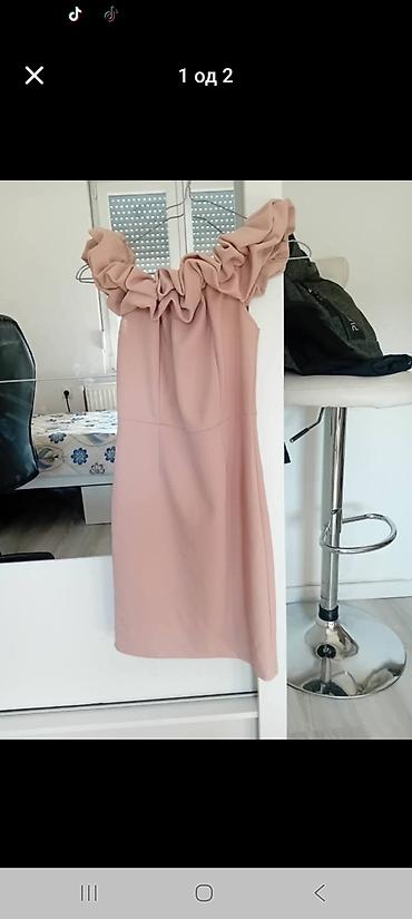 divna maric: Elegantna ženska haljina u nežno roze (pudrasto) nijansi. Midi dužina — 1