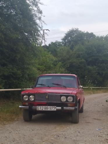 e90 aksesuar: VAZ 2106, qırmızı rəngli, sedan kuzov. Xüsusiyyətlər: - 4 qapı, 5 — 3