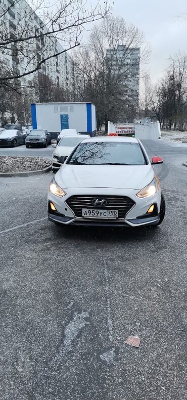 хундай саната рассрочка: Белый седан Hyundai Sonata с оранжевым плафоном такси на крыше