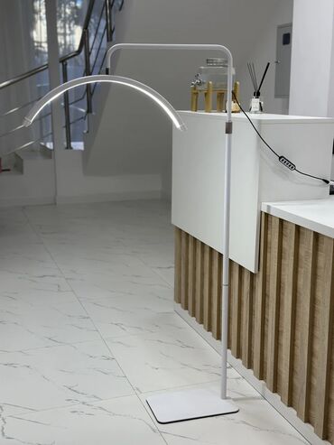 дополнительный свет: Напольная светодиодная дуговая лампа для бьюти‑мастеров - Световая