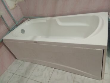 hamam qiymetleri: Ağ rəngdə hamam otağı üçün vanna. Vannanın ön hissəsi panellə