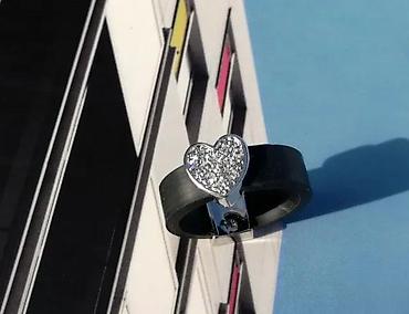 Prstenje: Ricarda M. silikonski prsten sa blistavim srcem. Signirano Ricarda M — 6