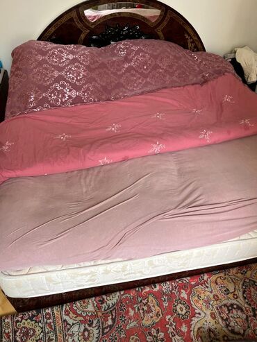 Masalar və oturacaqlar: İkinəfərlik çarpayı, Matras ilə