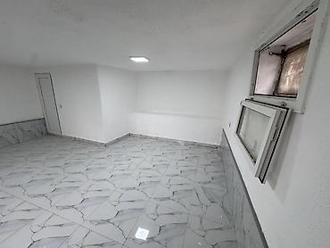 Kommersiya daşınmaz əmlakının satışı: Satilir Xüsusiyyətlər: - Tək otaqlı geniş zal, mərmər naxışlı kafel — 8