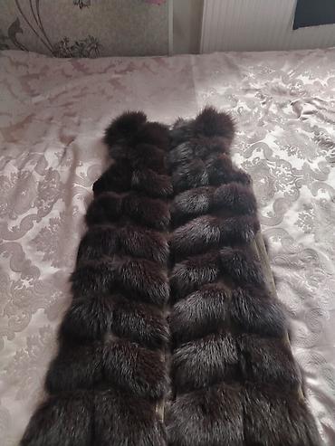 Üst geyimi: Qadınlar üçün tünd qəhvəyi xəz jilet - Model: uzun, düzbucaq — 1