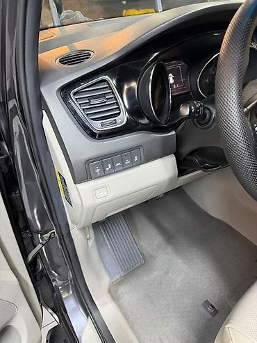 Kia: Kia Carnival minivan - Kuzov: qrafit-boz rəng, xrom ön barmaqlıq və — 13