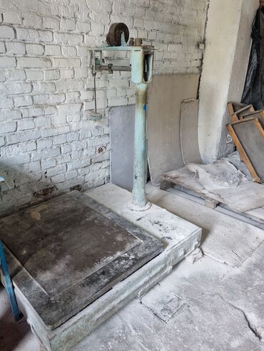 продаю мебель для салона красоты: Продаются товарные напольные весы,500 кг