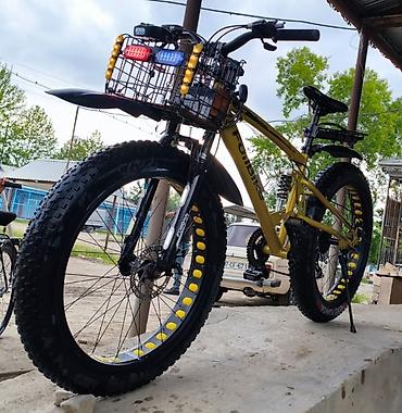 velsiped: Fatbike dağ velosipedi. 26 4x – tam avadanlıqlı, işıqlarla və səbətlə — 1
