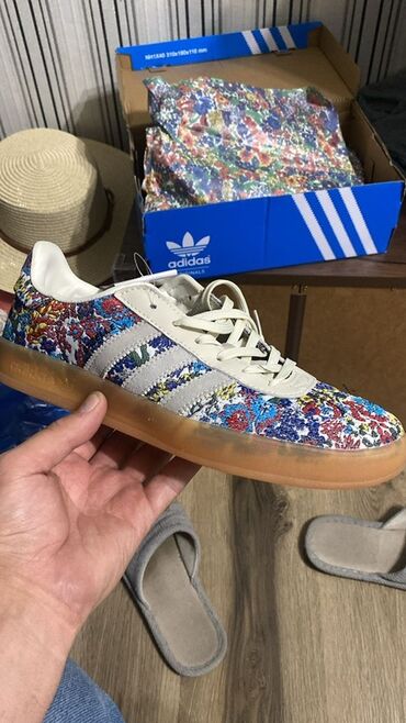 Жеке буюмдар: Кроссовки adidas Originals

Вьетнам 
41 размер