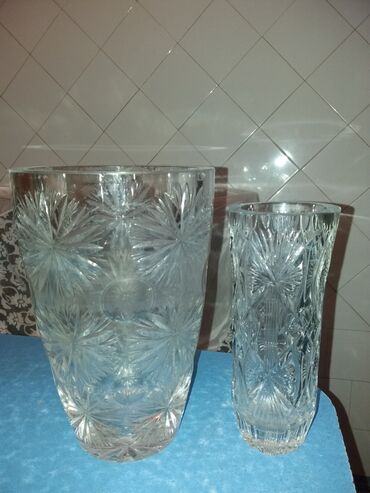вазы из богемского стекла: Продаю вазы(СССР). Большая-- хрусталь, маленькая-- стекло