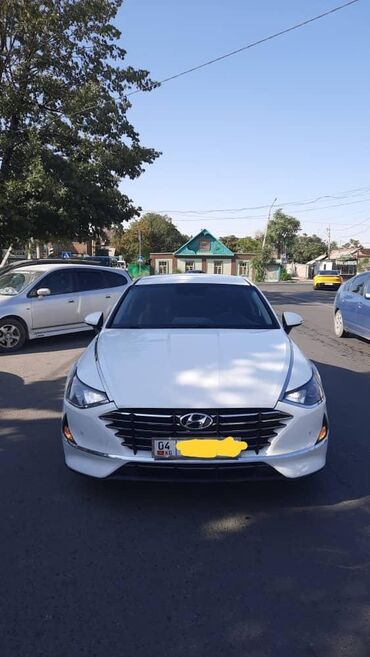 продаю авто мерс: Современный седан Hyundai Sonata белого цвета, идеальный для городской