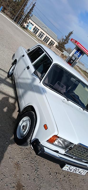VAZ (LADA): VAZ 2107 sedan Xüsusiyyətlər: - Kuzov: 4 qapılı sedan, ağ rəng - — 8