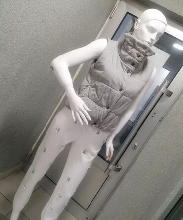 Prsluci: Ženska pufna prsluk-jakna bez rukava, siva. - Kroj: kraći, blago — 6