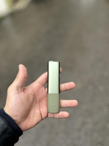 стайлеры для волос: IQOS ilıq tüstü cihazı – kompakt, zərif yaşıl-krem rəng sxemi ilə — 1