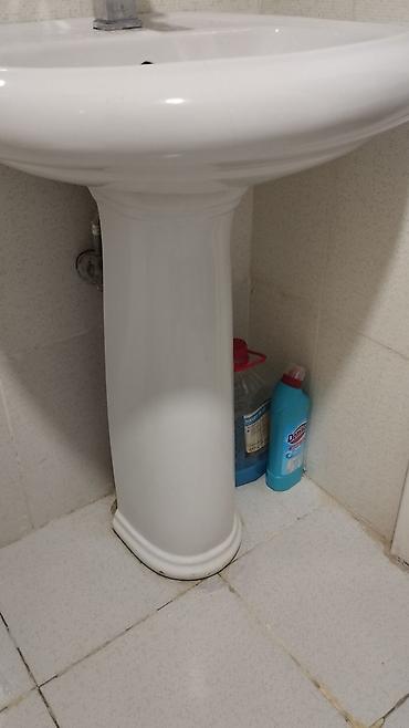 asbaz formasi: Keramik ayaqlı hamam lavabosu və kvadrat formalı təkqollu qarışdırıcı — 3
