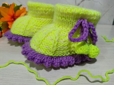 детское пальто для мальчика: Детские вязаные пинетки 🩷💜💛🩵