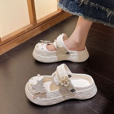 зимняя детская обувь: Продаются: 1) Летние кроксы со стразами. Размер 38. 2) Летние кроксы