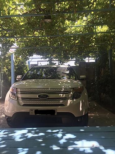 yan guzguler: Ford Explorer Limited – ağ rəngli, 7 yerlik tam ölçülü SUV — 3