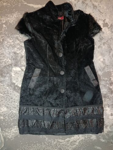 Пуховики и зимние куртки: Продается верхняя одежда бу в отличном состоянии по сом, при покупке — 12