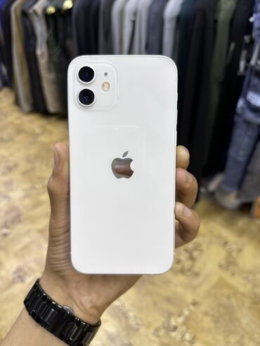 Apple iPhone: IPhone 12, Б/у, 64 ГБ, Белый, Защитное стекло, Чехол, 80 %