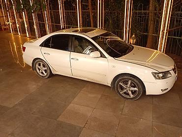 Hyundai: Hyundai Sonata sedan – ağ rəng, 4 qapılı, önkapotlu klassik kuzov. - — 2