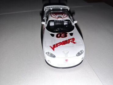 Avtomobil modelləri: Ağ rəngli diecast "Dodge Viper" modeli, qırmızı ilan emblemi və — 8
