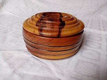 Rucno radjeni cinija sa poklopcem
Obim 15cm
Dubina 5cm