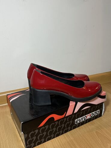блестящие туфельки: Туфли 36.5, цвет - Красный