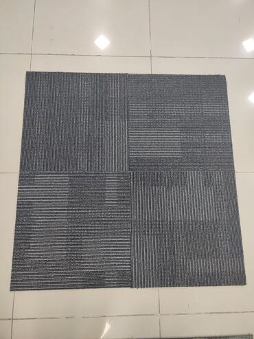 Boz rəngdə, kvadrat formalı bu xalça plitəsi, fərqli xətti naxışlara