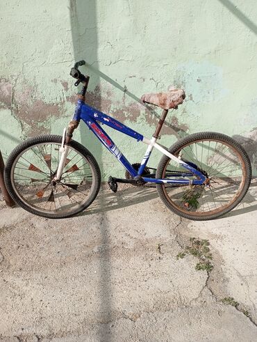 Mavi və ağ rənglərdə olan BMX velosipedi, akrobatik hərəkətlər və