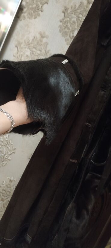 Kürklər: Qadin Kürk. Heç bir problemi yoxdur. 36-38 Razmer geyinenlere çox — 2