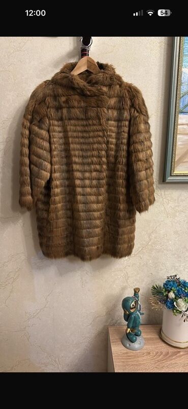 женские шлепанцы с мехом: Qəhvəyi rəngdə xəz palto. - Model: qısa/orta uzunluqda, düz kəsim -