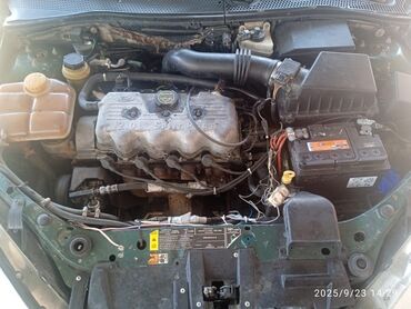 Ford: Ford Focus sedan (mk1) – yaşıl rəngli, 4 qapılı. Texniki və daxili — 7