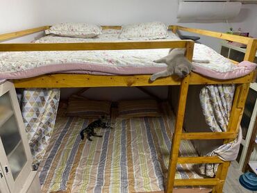 двухэтажный кровать для взрослых: Двухъярусная кровать из массива дерева. Особенности: - Каркас из